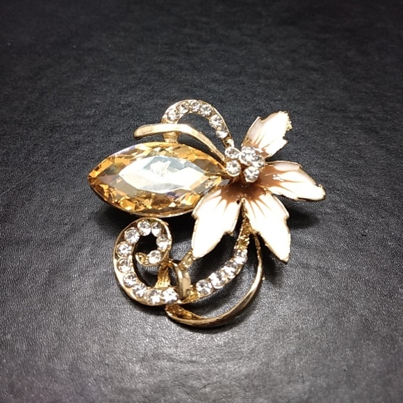 Jewelry - *Sale* Gold tone flower brooch